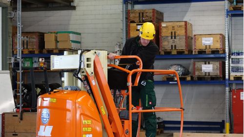 Weiterbildungskurse 2025: Hubarbeitsbühne, Stapler und Höhensicherung